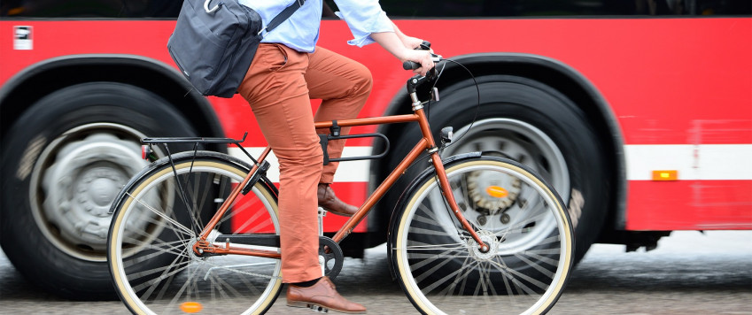 Ilustratīvs attēls velo un autobuss