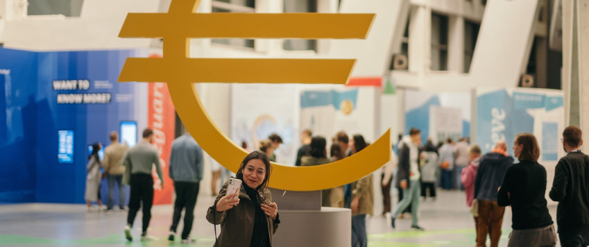 Ilustratīvs attēls sieviete pie eiro simbola