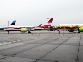 Attēls ar airbaltic lidaparātiem, kas noformēti Baltijas valstu karogu krāsās
