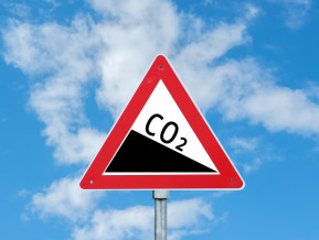 Ceļa zīme ar brīdinājumu samazināt CO2, ilustratīvs attēls