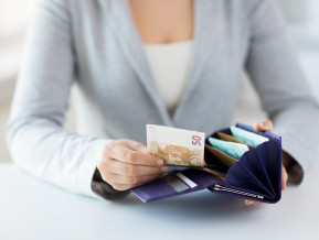Sieviete ar naudas maku rokā, ilustratīvs attēls
