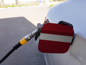 Degvielas uzpildes bāka ar LV karogu, ilustratīvs attēls