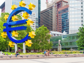ECB centrālās ēkas eiro simbols Frankfurtē