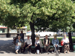 Cilvēki sēž uz soliņa parkā, ilustratīvs attēls