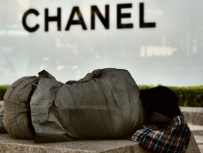 Bezpajumtnieks guļ uz soliņa, ilustratīvs attēls