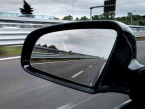 Auto atpakaļskata spogulis, ilustratīvs attēs