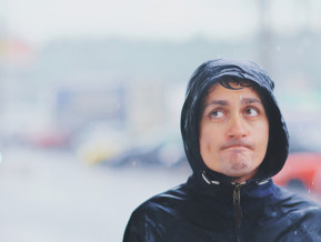 Ilustratīvs attēls - vīrietis lietusjakā drūms