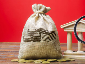 Māja ar kolonnāma un naudas maiss - ilustratīvs attēls