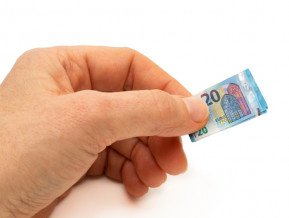 Ilustratīvs attēls roka ar mazu 20 eiro banknoti